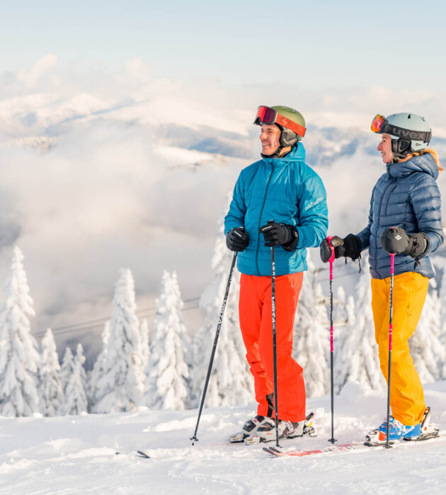 Ein Paar beim Skifahren im Urlaub an der Gerlitzen